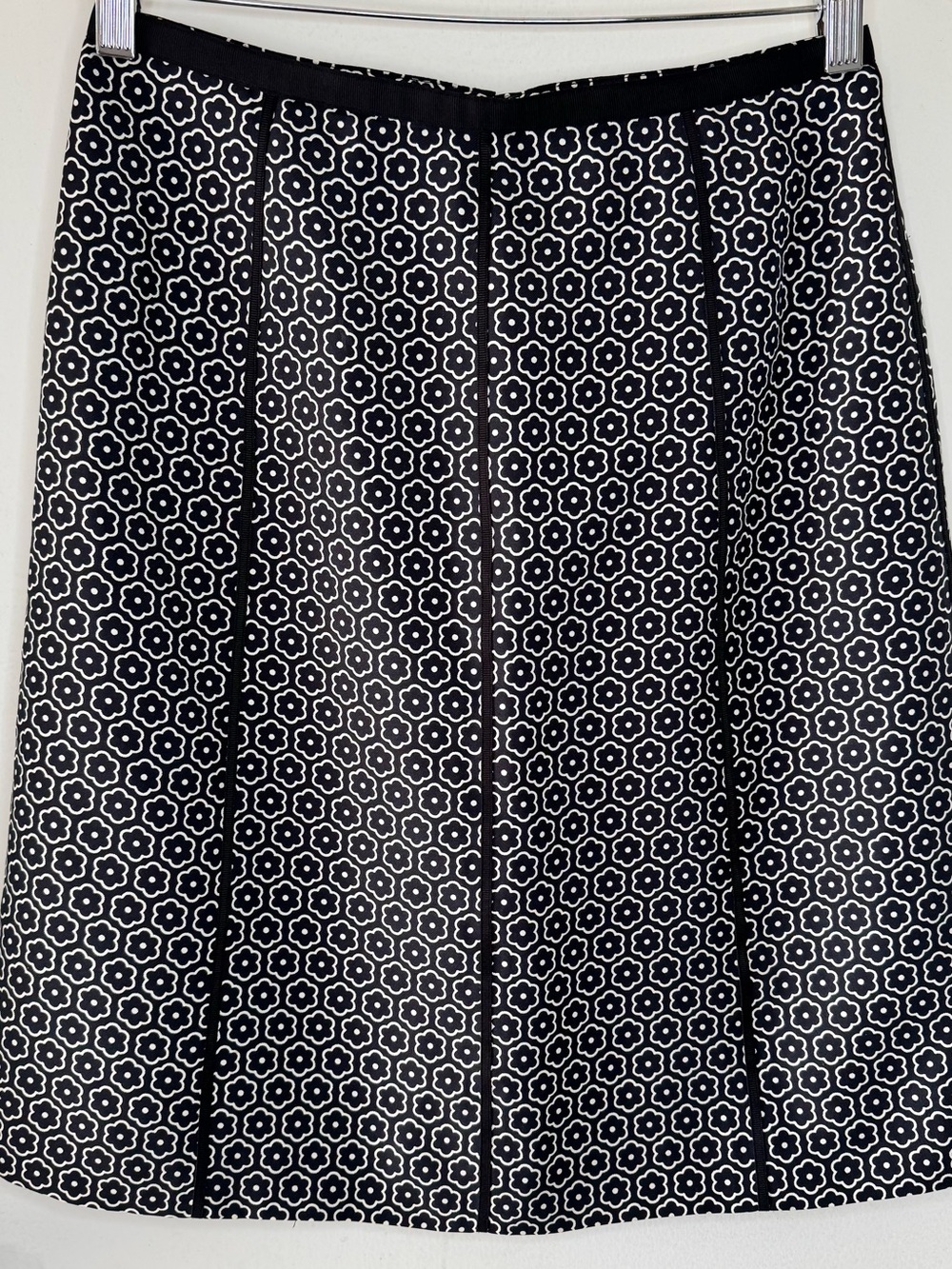 Ann Taylor 100% Silk Black & White Floral A Line Skirt Women’s 4 P Small EUC